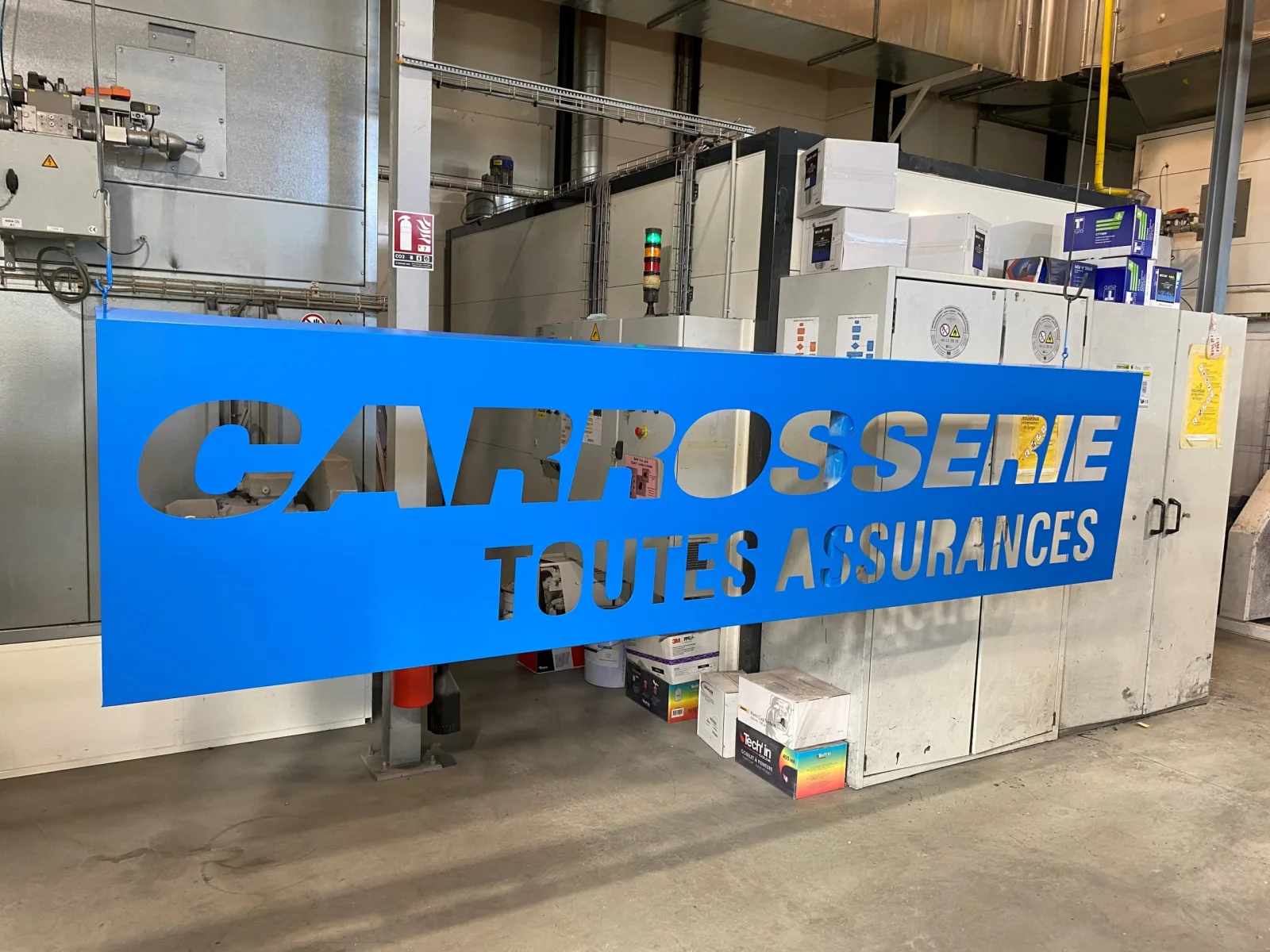 Éléments d’enseigne laqués