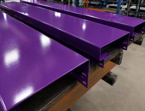 Pièces métalliques laquées violettes