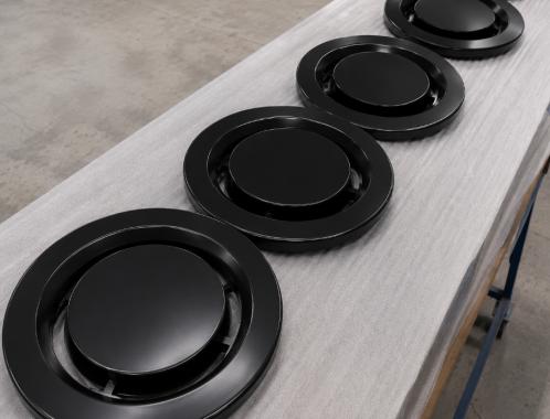 Pièces techniques circulaires laquées noires