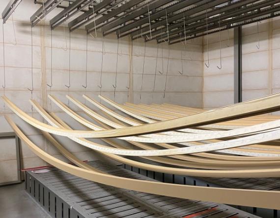 Profilés suspendus dans l’atelier de laquage